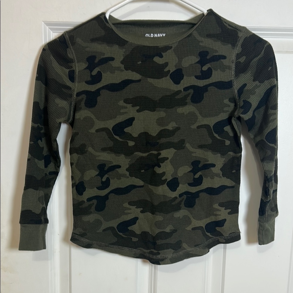 Old Navy Green Camouflage Long Sleeve waffle shirt size 6-7